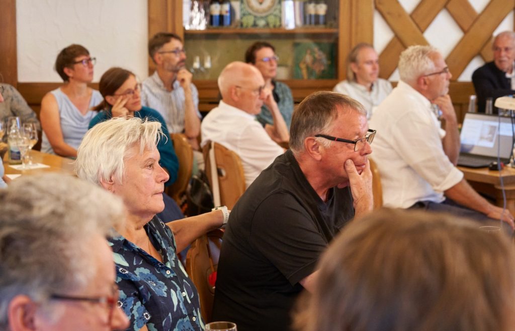 Aufmerksames Publikum bei der Biografischen Weinlese in der Weinmanufaktur Gengenbach-Offenburg.