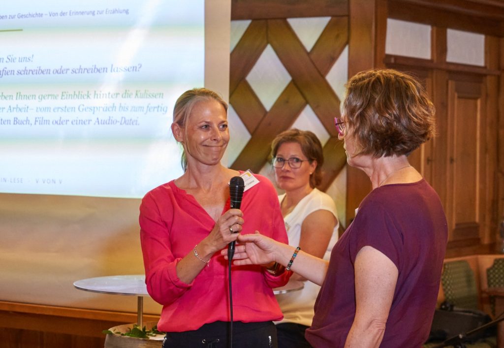 Biografin und Videobiografin Verena Glaese im Gespräch mit Adele von Bünau bei der Biografischen Weinlese in Zell-Weierbach.