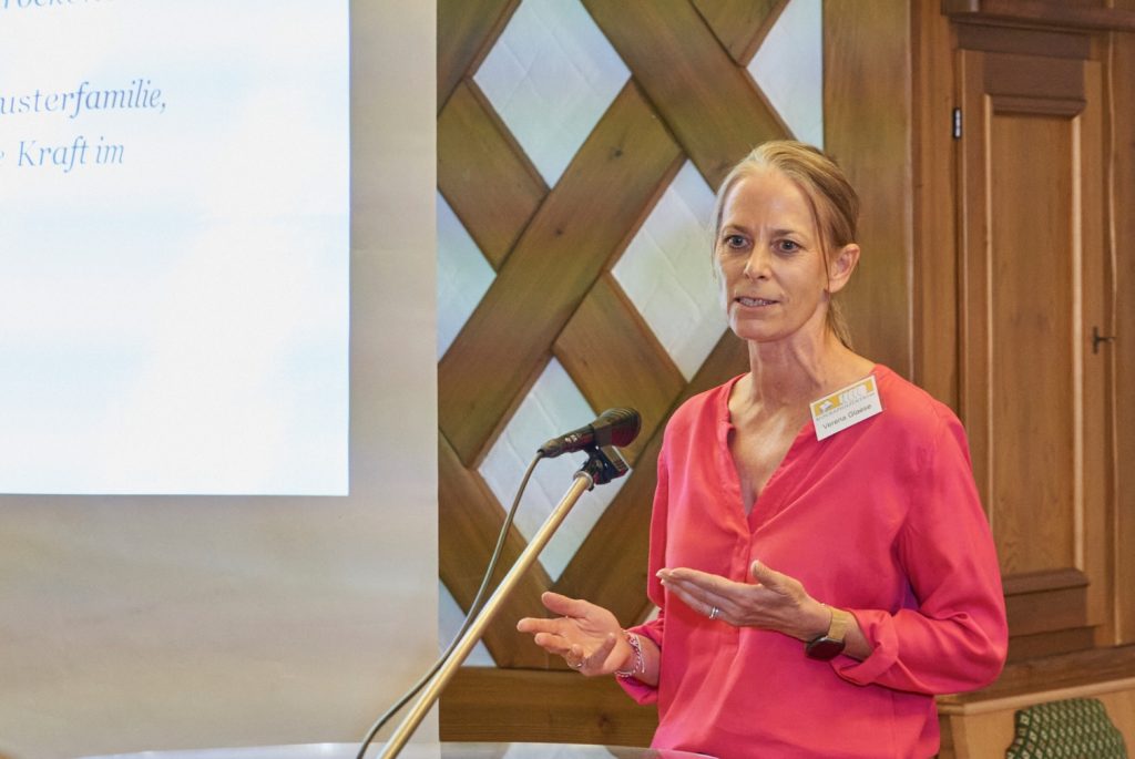 Biografin und Videobiografin Verena Glaese präsentiert bei der Biografischen Weinlese in Zell-Weierbach einen biografischen Kurzfilm.
